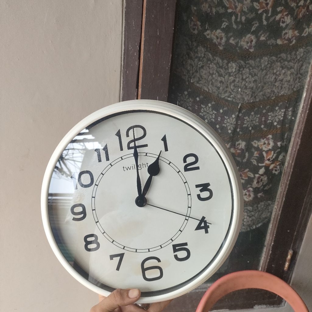 jam dinding twilight by informa