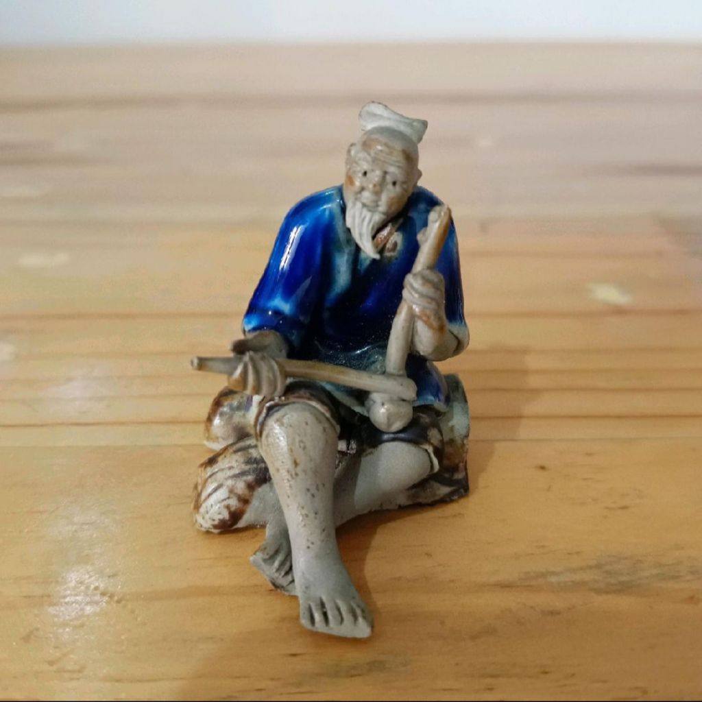 Patung Miniatur Keramik Cina Figur Kakek Sedang Bermain Alat Musik