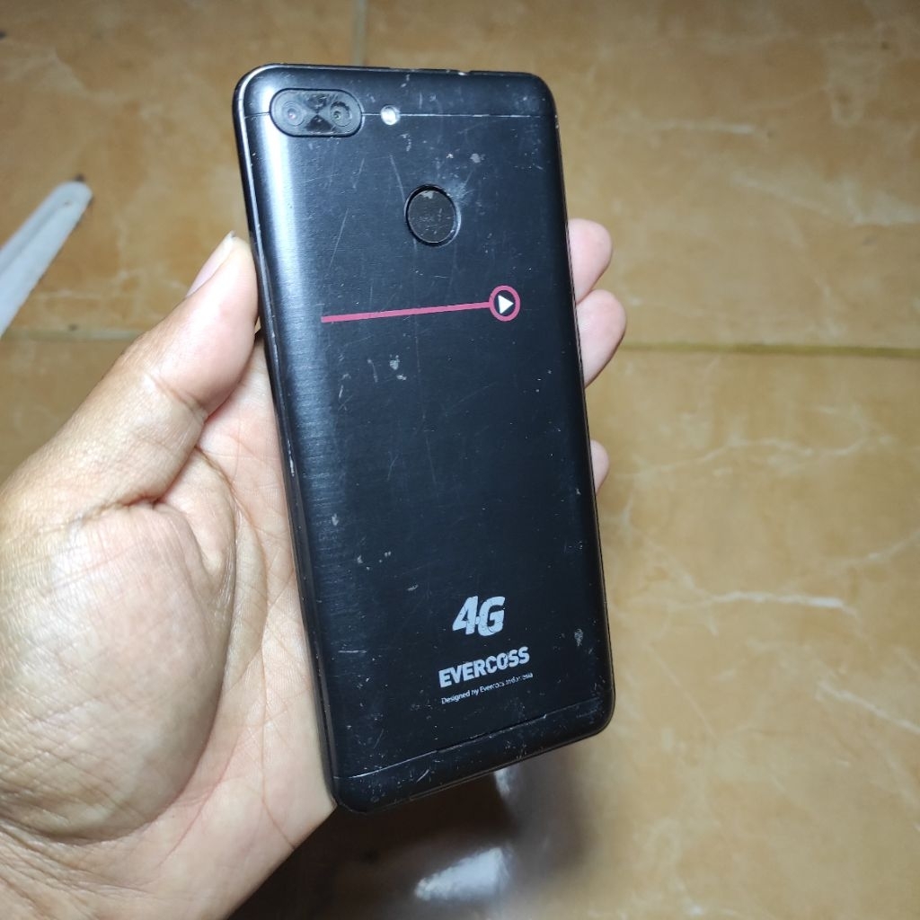 hp Evercoss bekas off rusak buat pajangan sesuai di foto (baca diskripsi)