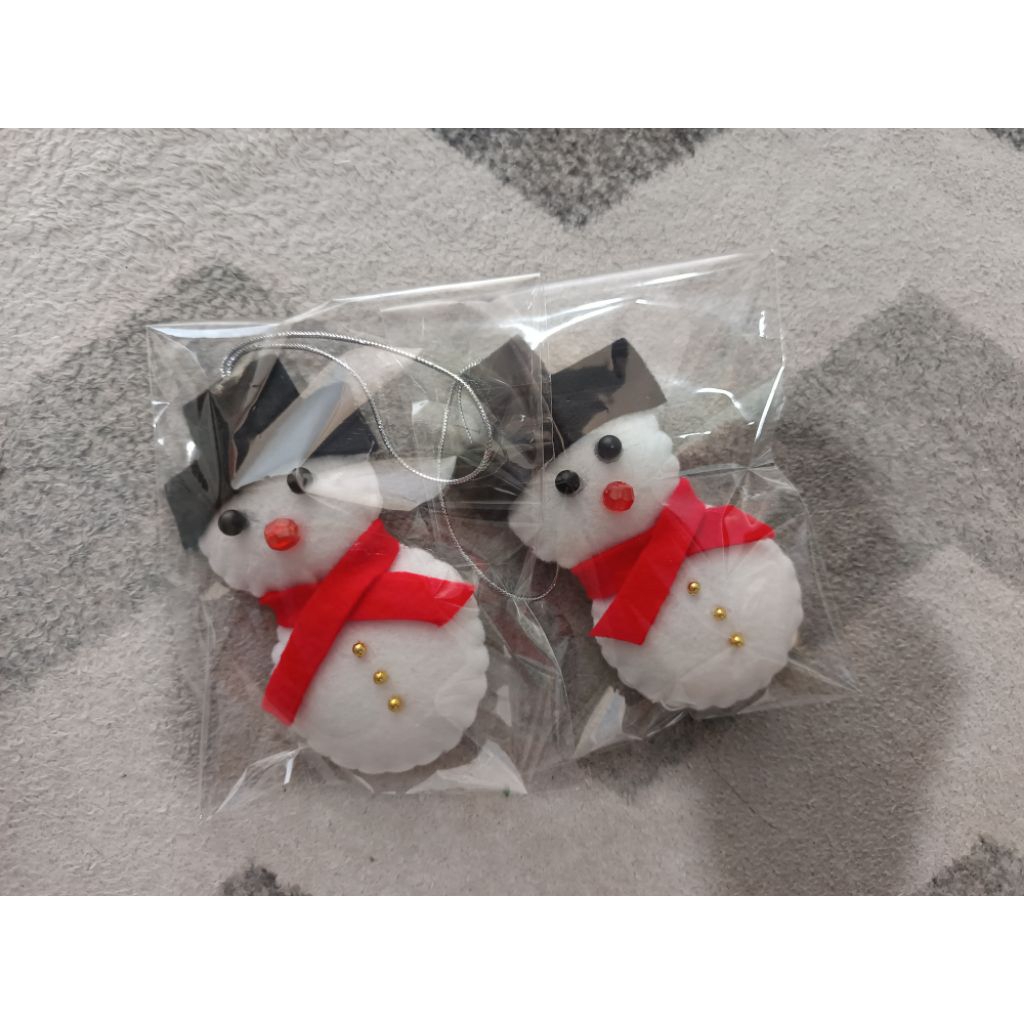 Hiasan pohon natal dari kain flanel (manusia salju)