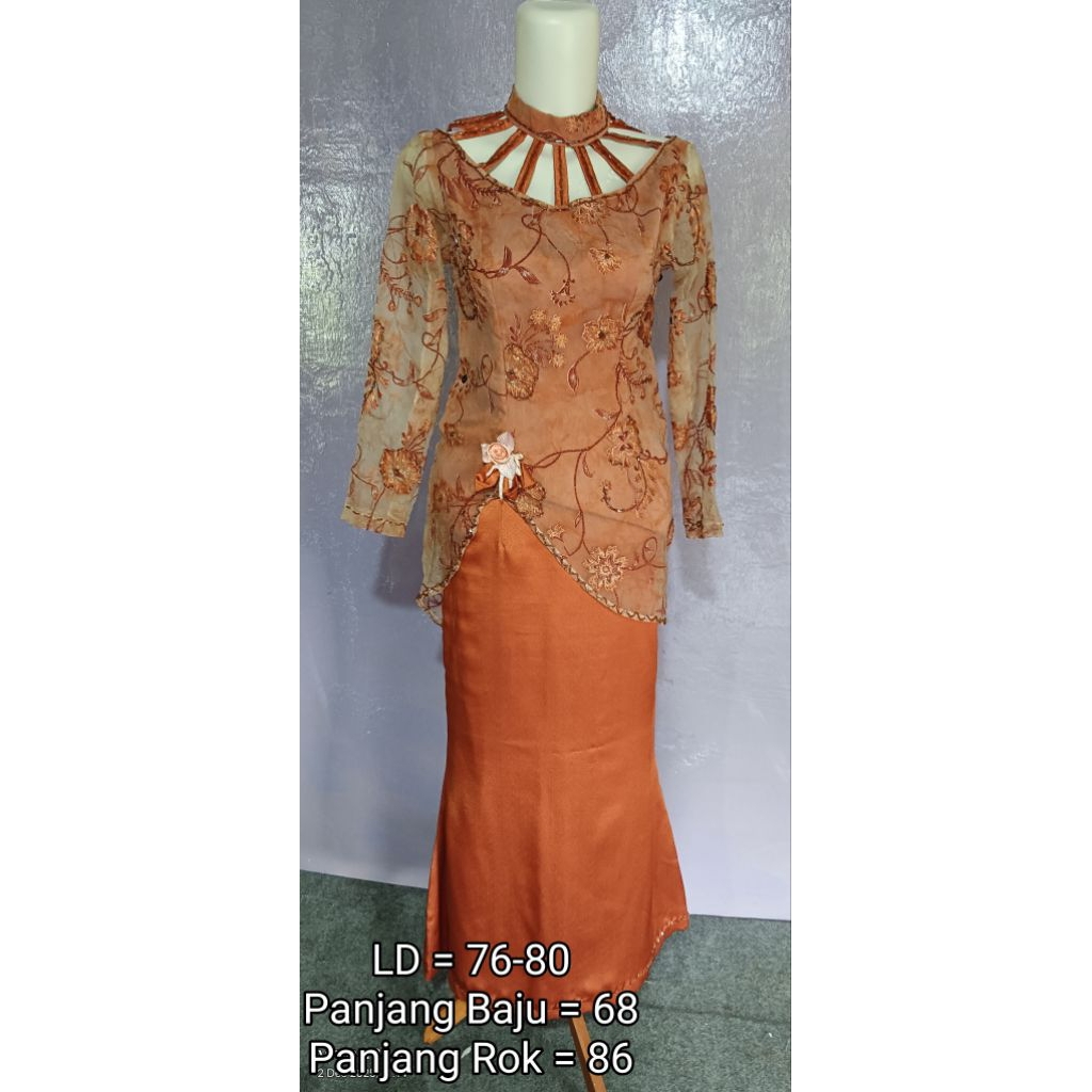 Baju Pesta Merah Bata