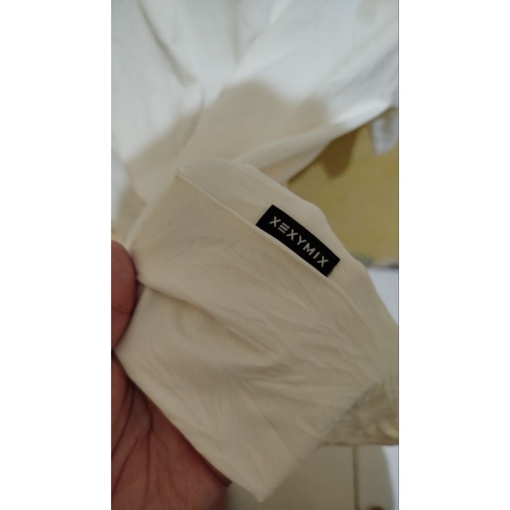 PRELOVED. XEXYMIX KAOS/T-SHIRT BROKEN WHITE