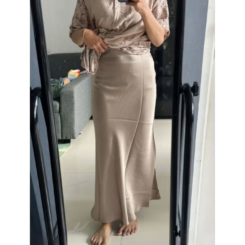 (NEW BUKAN PRELOVED) SATIN SILK SKIRT