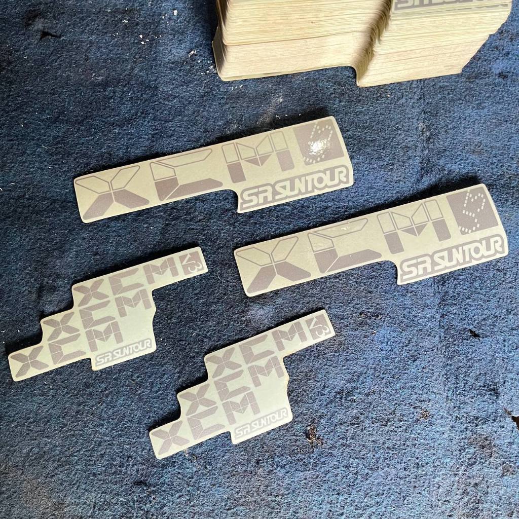 Sticker shock garbu depan sepeda XCM SR Suntour grey bening