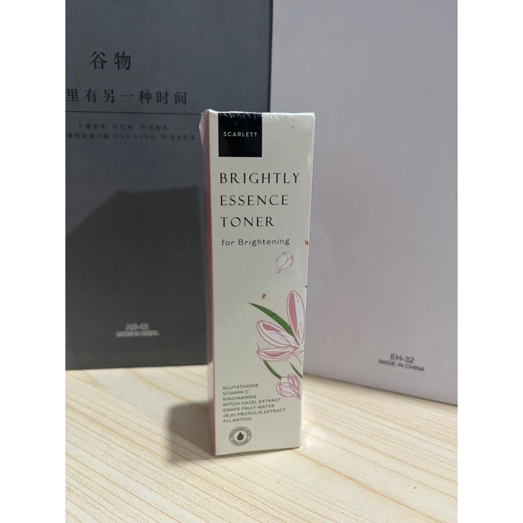 SCARLETT BRIGHTLY ESSENCE TONER