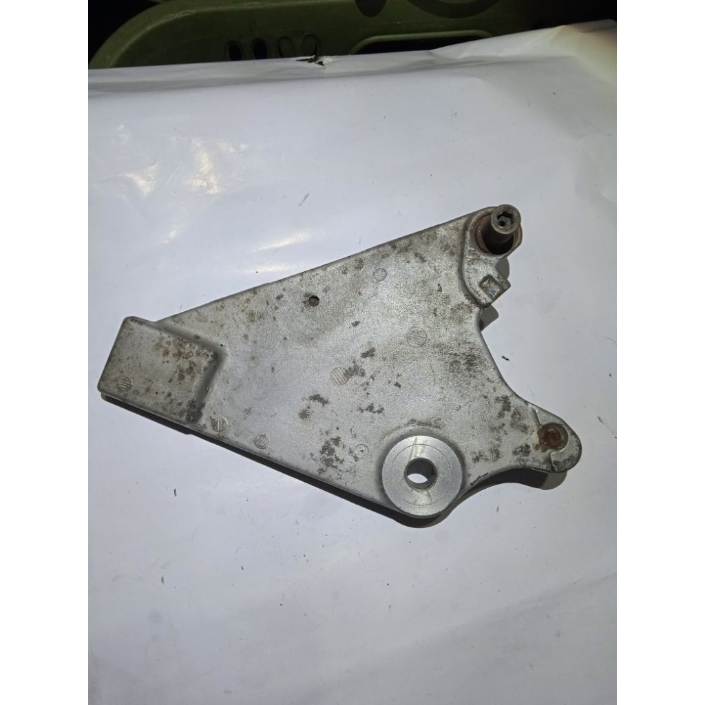 breket dudukan kaliper belakang Honda Supra 125 DD original