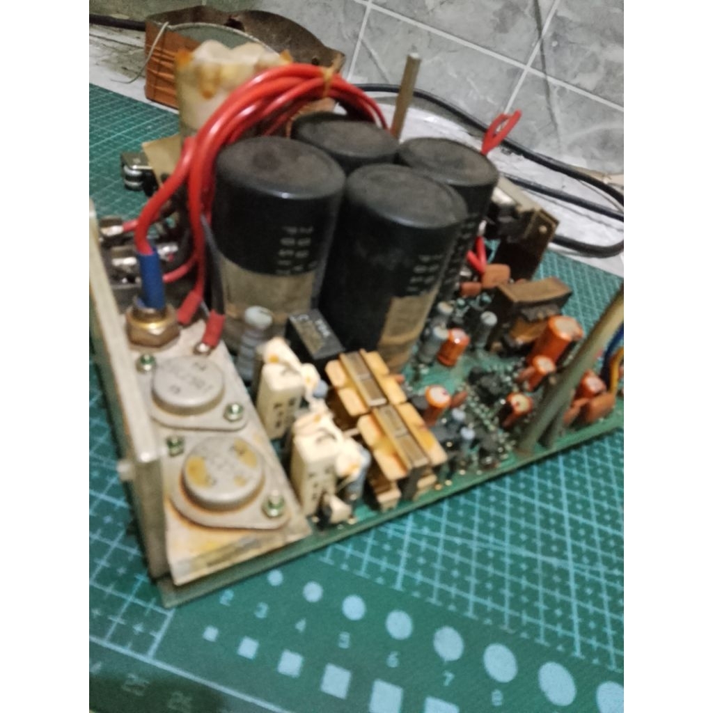 PCB elko ada 4Pcs 560uf -200V dan komponen lainnya