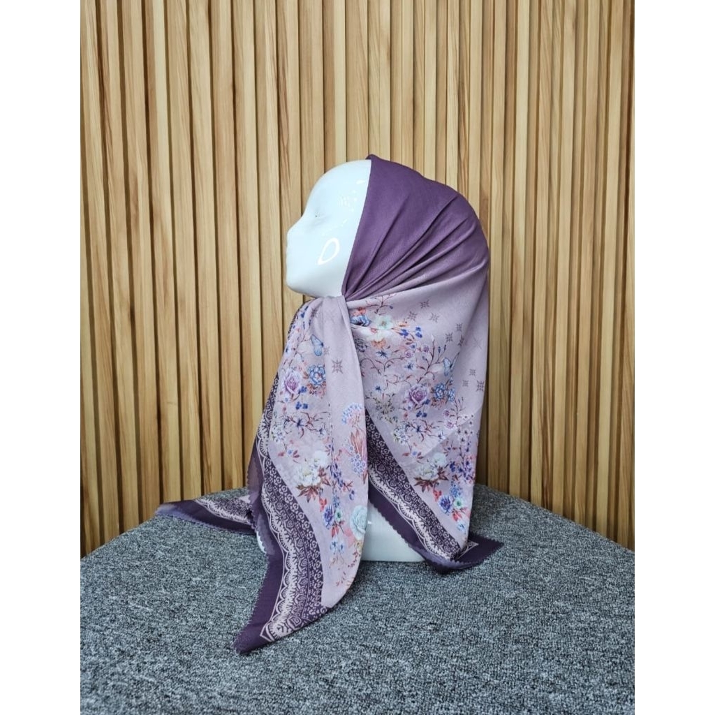HIJAB SEGI EMPAT VOAL MOTIF BUNGA SORAYA UNGU