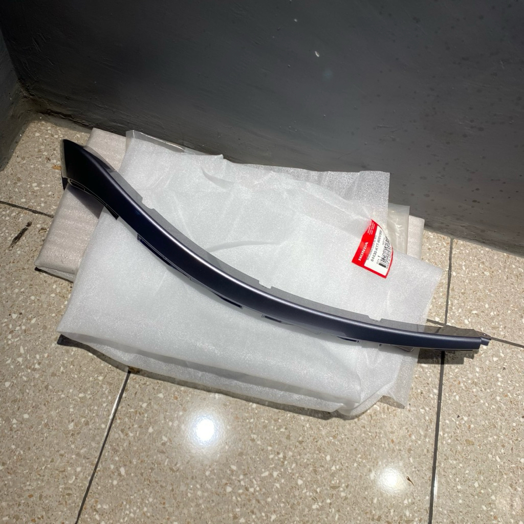 64430 KYT 900VSM MOLDING LIST BODY DEPAN SCOOPY KARBU KIRI SILVER TUA ORIGINAL AHM