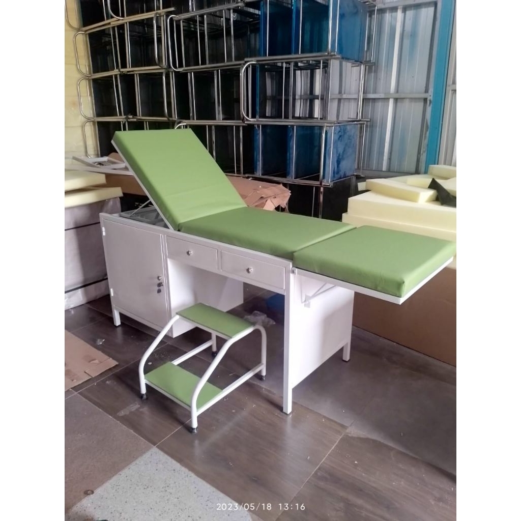 meja periksa pasien 1 loker 2 laci/ meja periksa pasien 1 loker 2 laci dengan bagian kaki lipat/