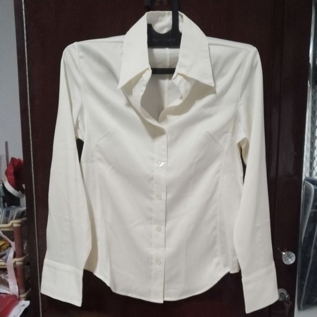 preloved kemeja satin cream kekuning-kuningan wanita