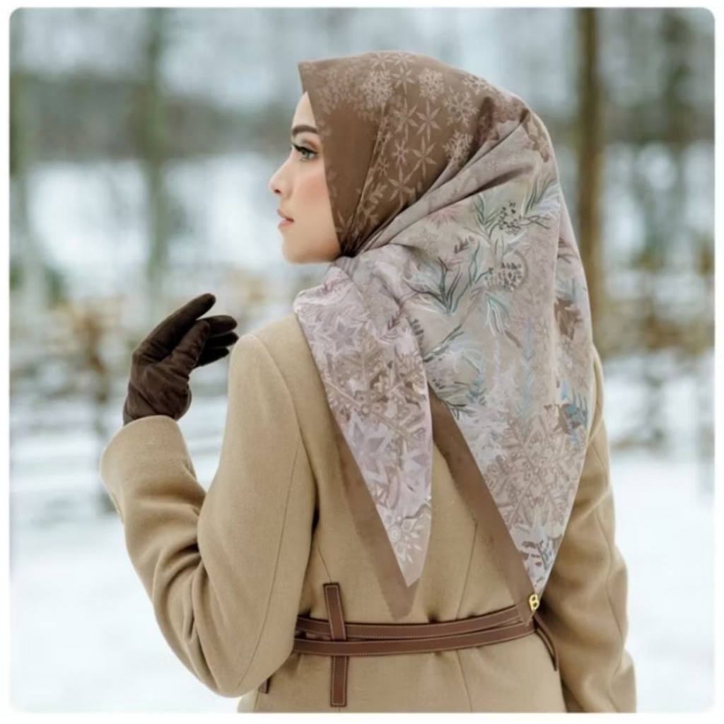 NEW WITH BOX FROZEN WOOD BUTTONSCARVES