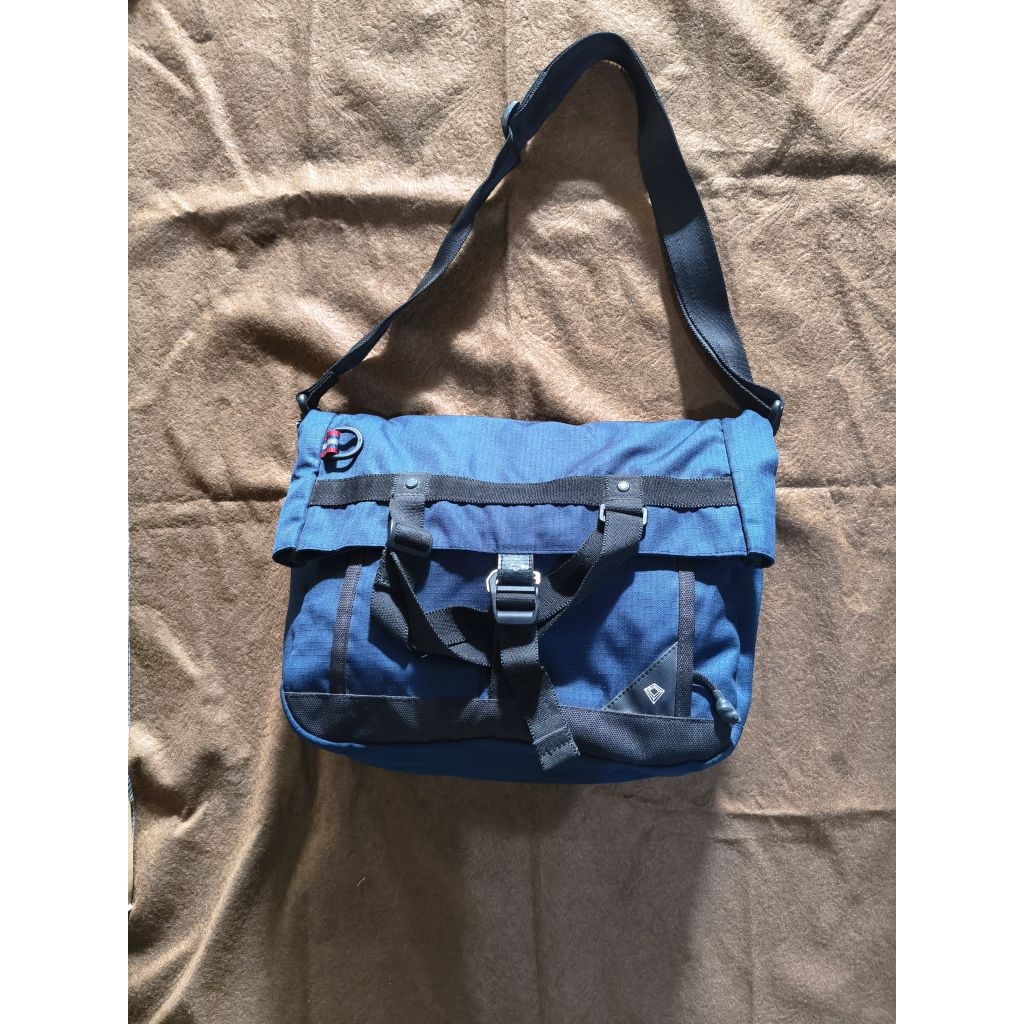 Tas Bodypack Eiger Slingbag pria/wanita preloved warna biru laptop