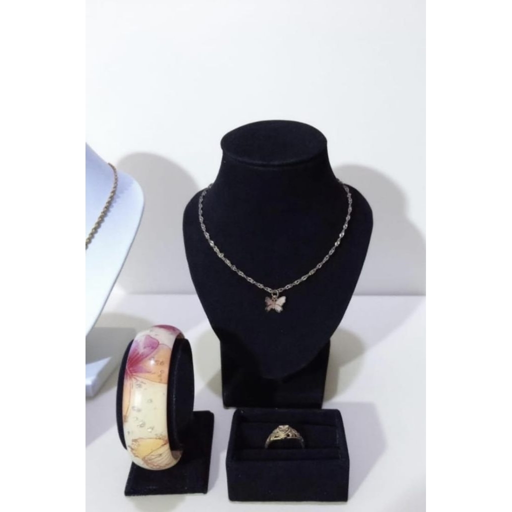 display kalung 1 set  / tempat perhiasan kalung emas