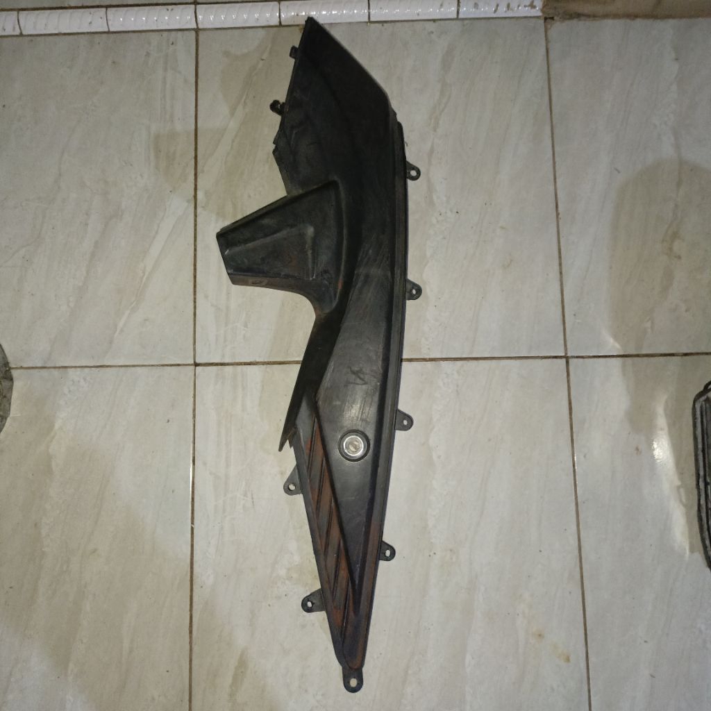 SAMBUNGAN BODY BELAKANG VARIO LAMA VARIO KARBU ORIGINAL (KIRI)