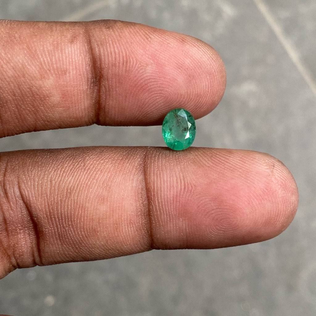 Natural emerald beryl batu permata zamrud  batu jamrud ukuran kecil dim 7.5x6x4