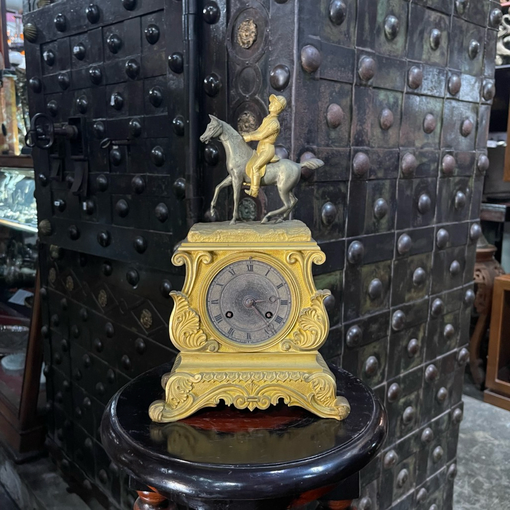 Jam Meja Perunggu Berlapis Emas Louis Philippe Perancis dengan Patung Lelaki Berkuda dan Bell Antik 
