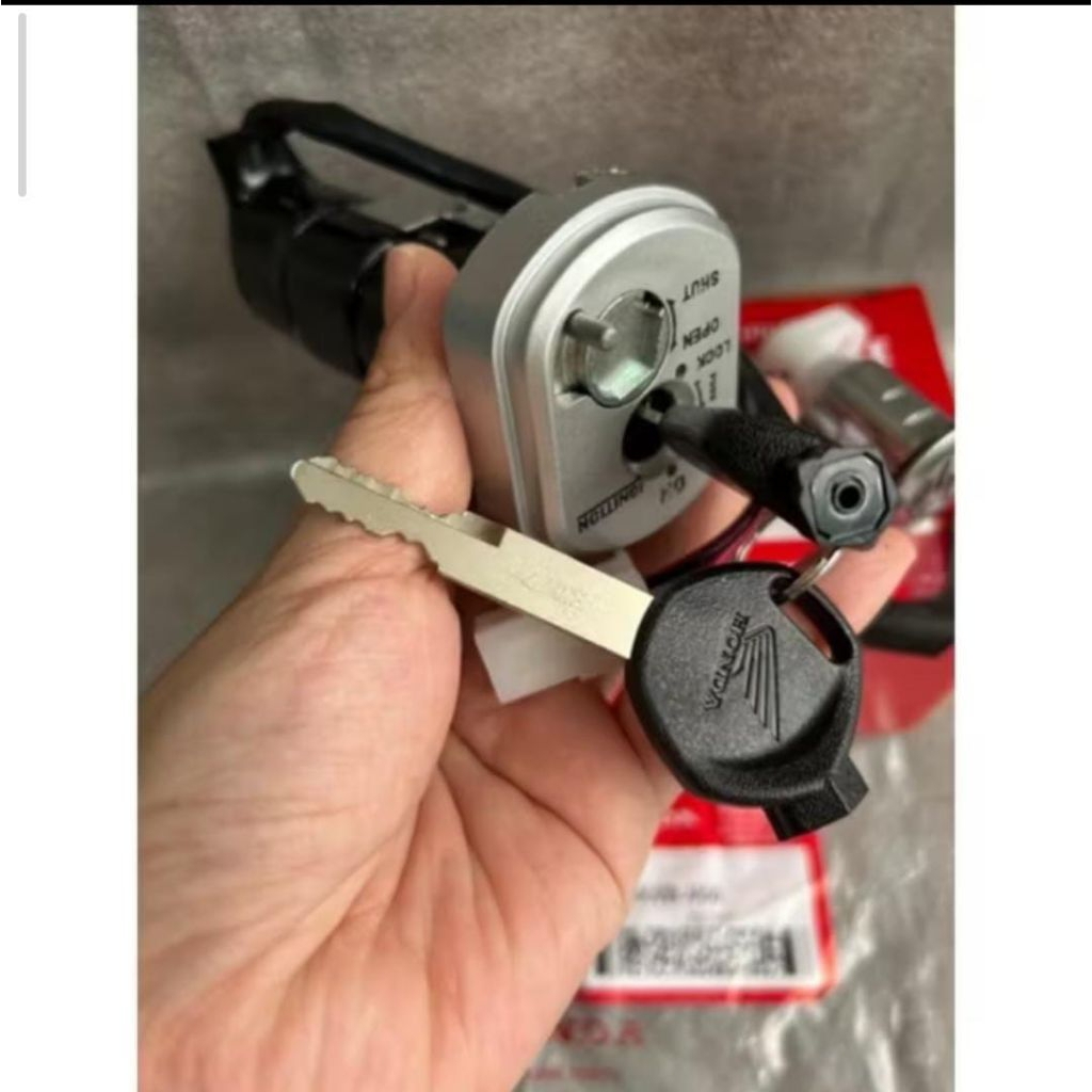 Kunci kontak Assy Set plus kunci jok motor VARIO 110, VARIO KARBU, VARIO LAMA kode KVB