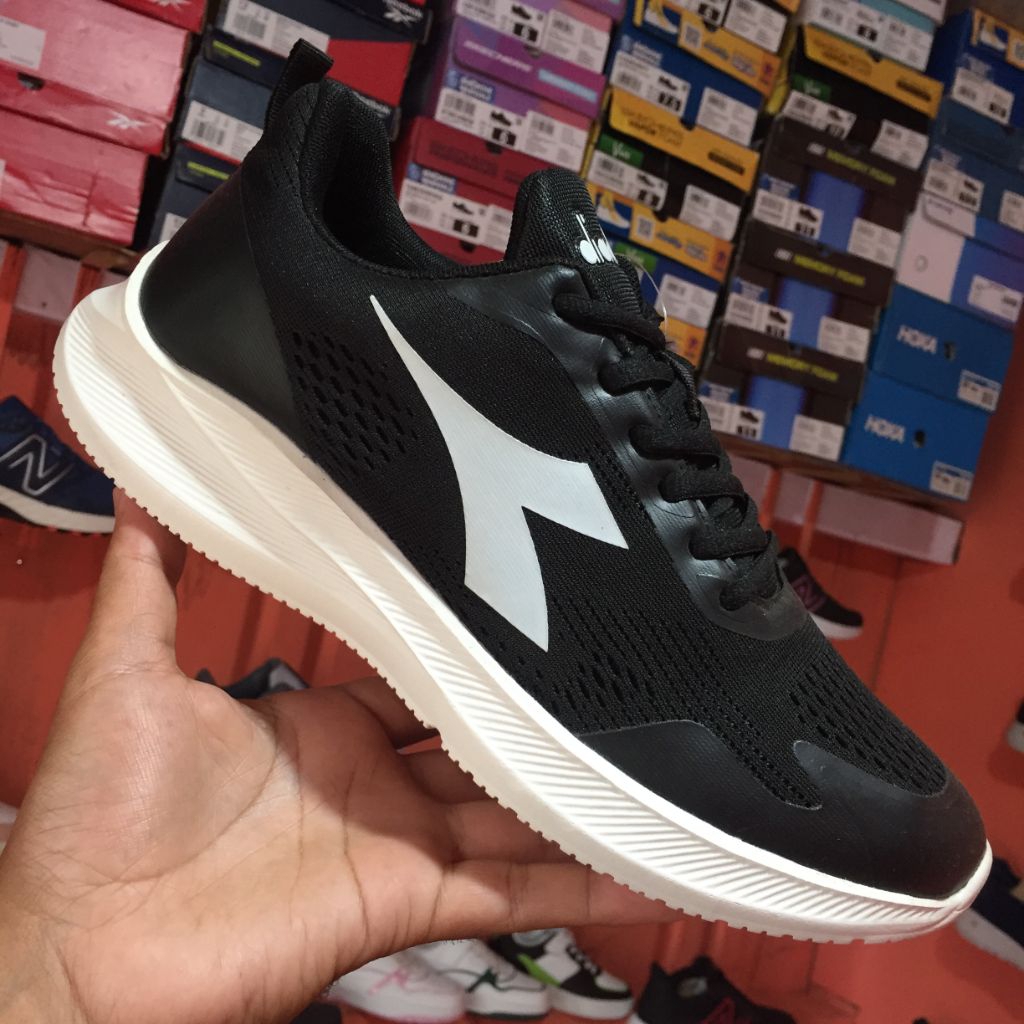 Sepatu Pria Diadora HELIOS Hitam Original