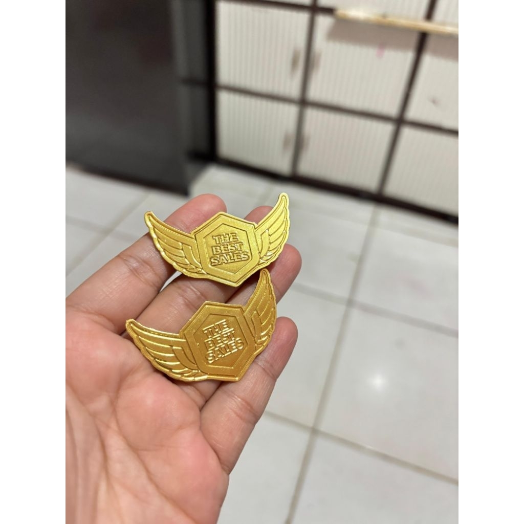 pin custom logo dan dan nama chrome emas