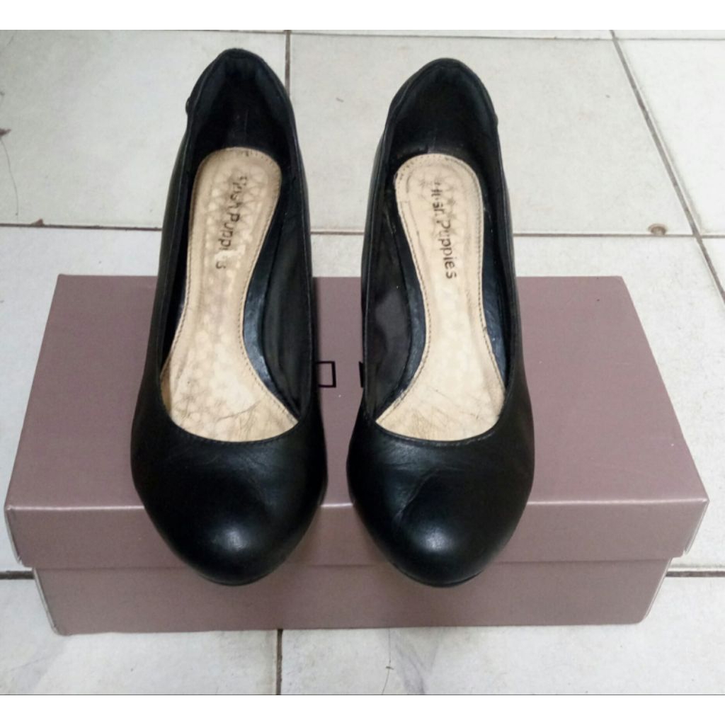 Sepatu kulit wedges wanita original merk Hush Puppies no 35 warna hitam.