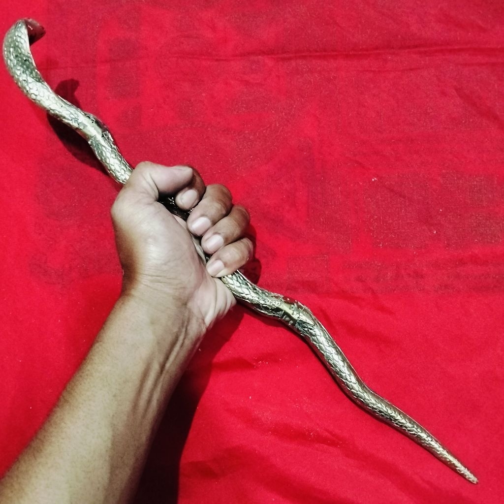 Tongkat komando ular kuningan
