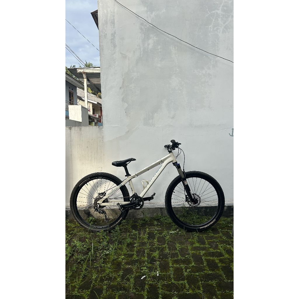 Thrill Wreak dirt Jump