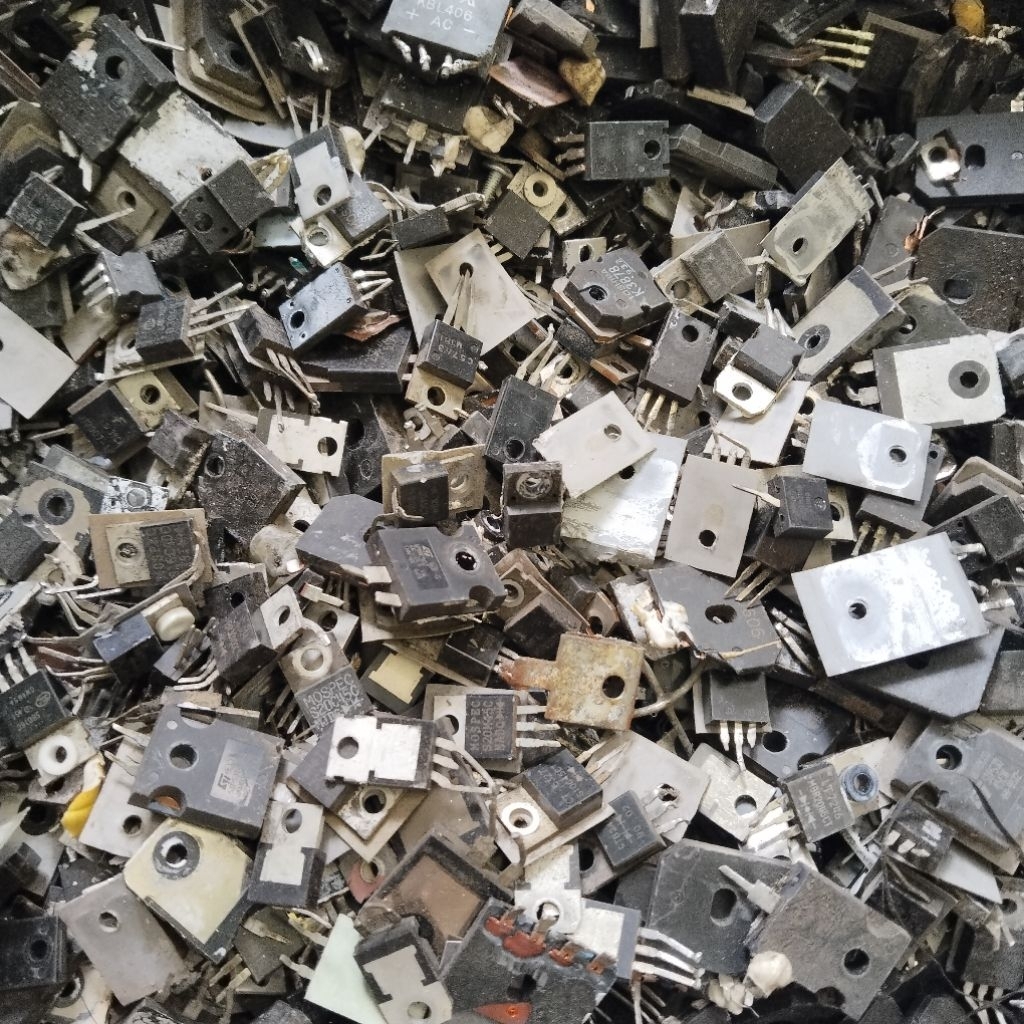 1kilo komponen elektronik campur (MOSFET, IC jual leburan