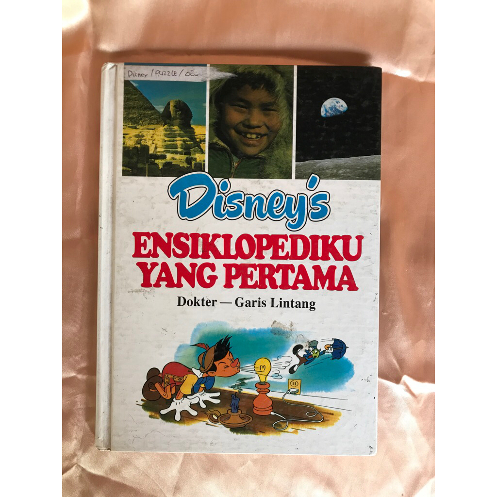 buku disney's ensiklopediku yang pertama dokter garis lintang