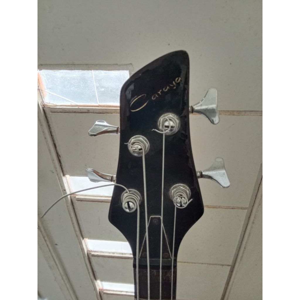 GITAR BASS CARAYA