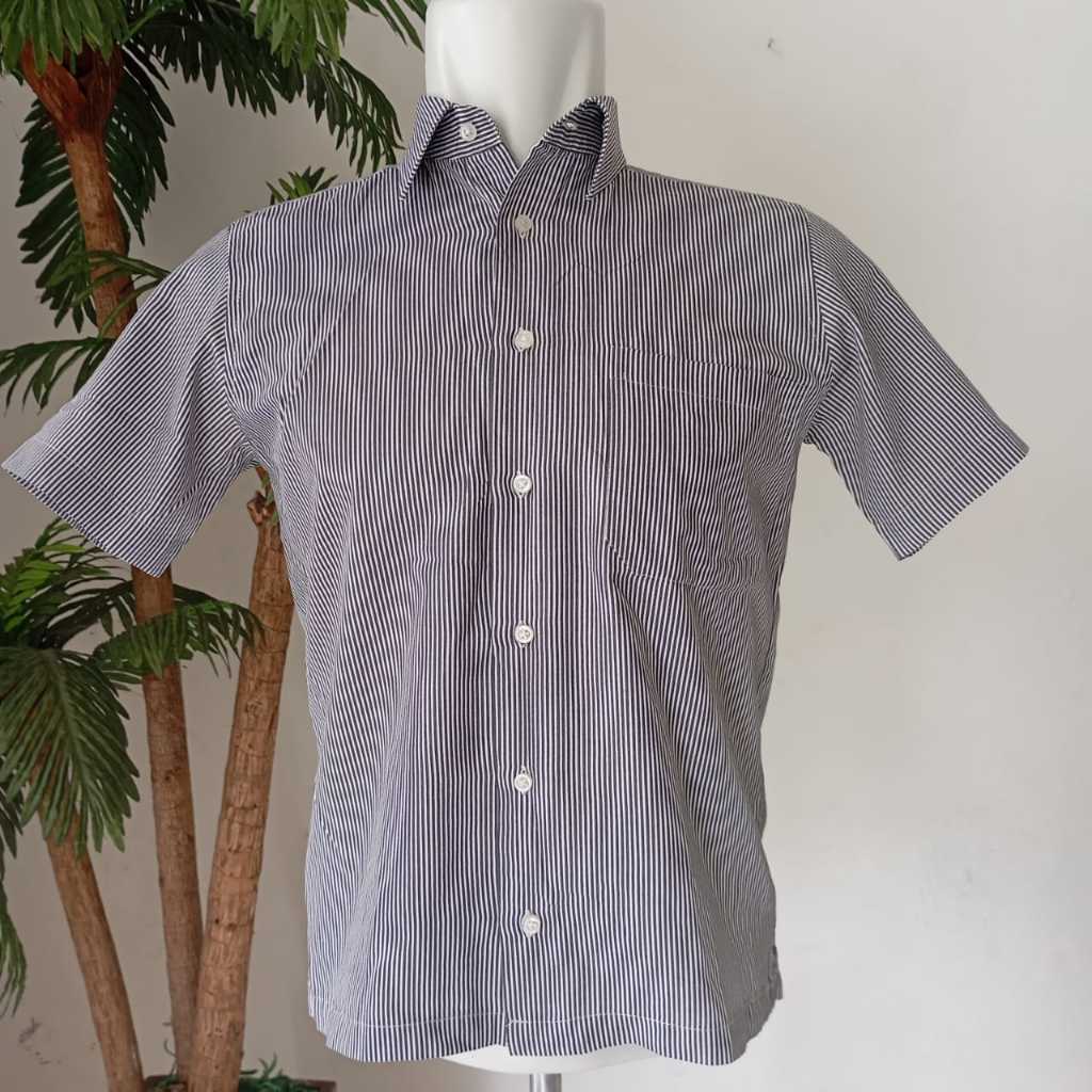 Kemeja Pria Tangan Pendek Motif Garis Vertikal Hitam Putih