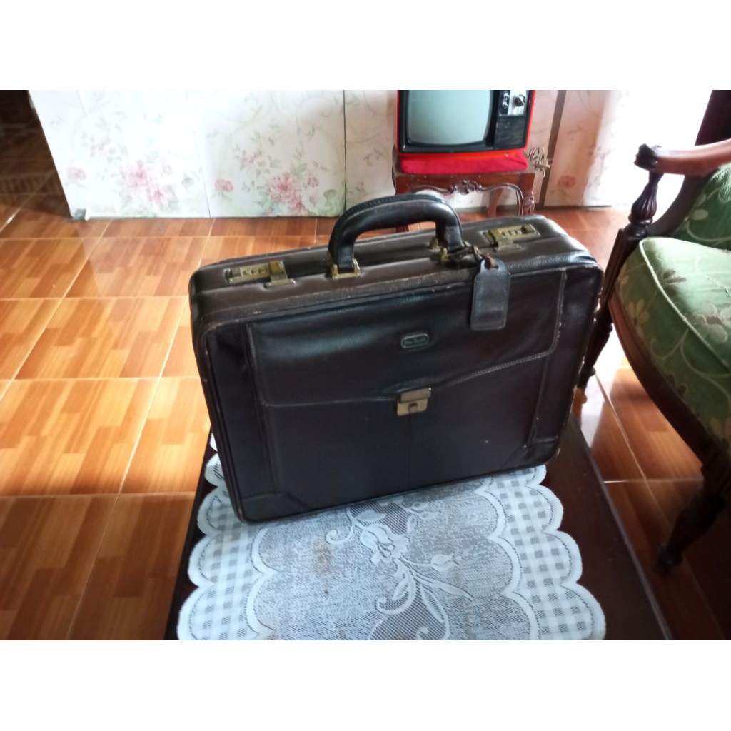 Koper  Kulit Jadul Antik Merk PIERRE CARDIN Paris Vintage lawas Dekorasi Tua Kuno Retro