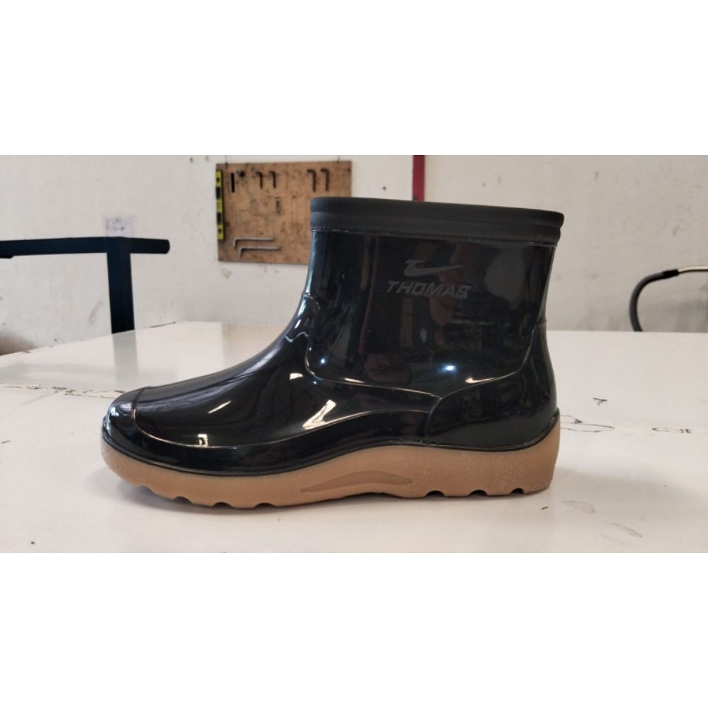 Sepatu boots karet merk Thomas / Boots pendek.
