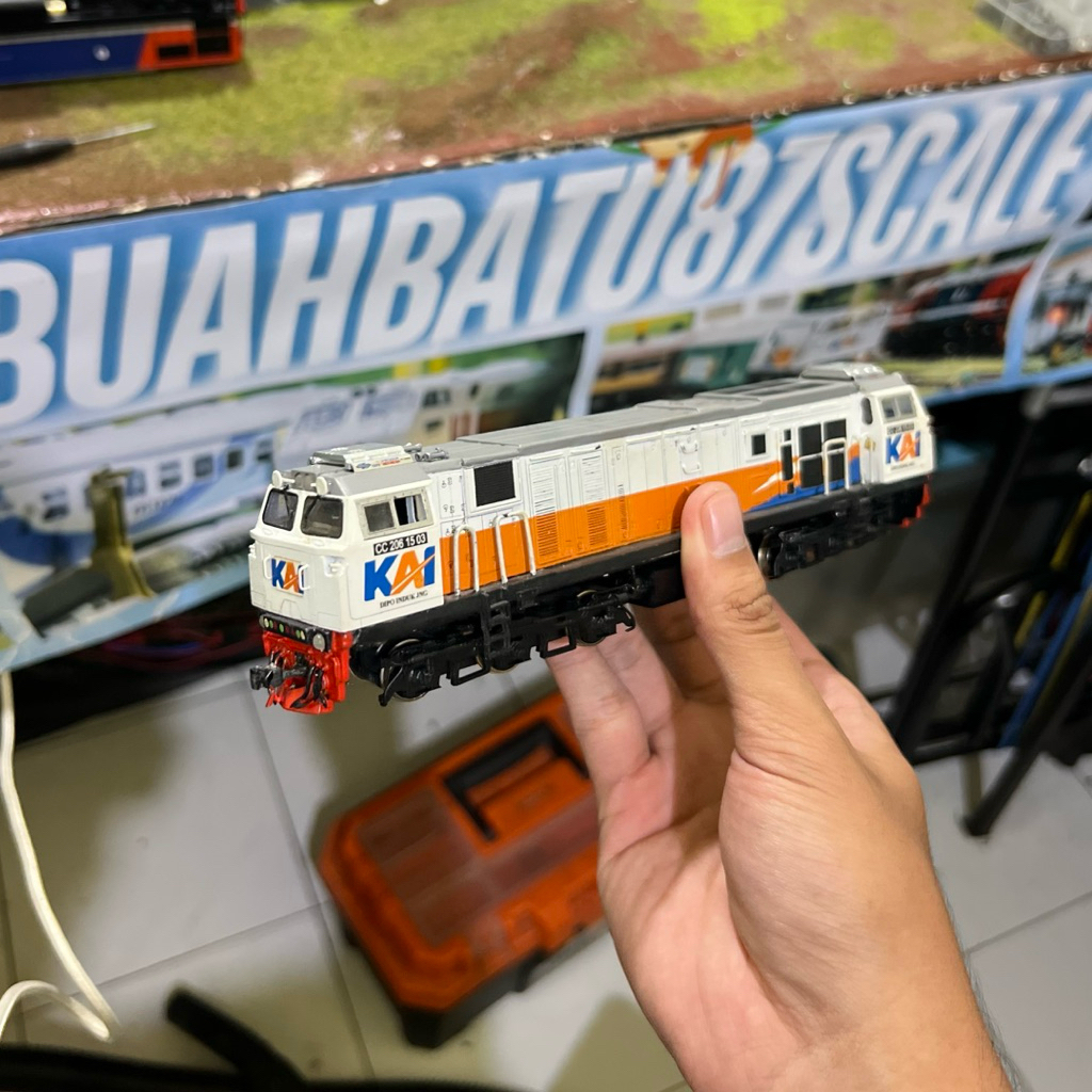 Miniatur Lokomotif CC 206 High Detail Bermesin DC Analog Skala HO 76