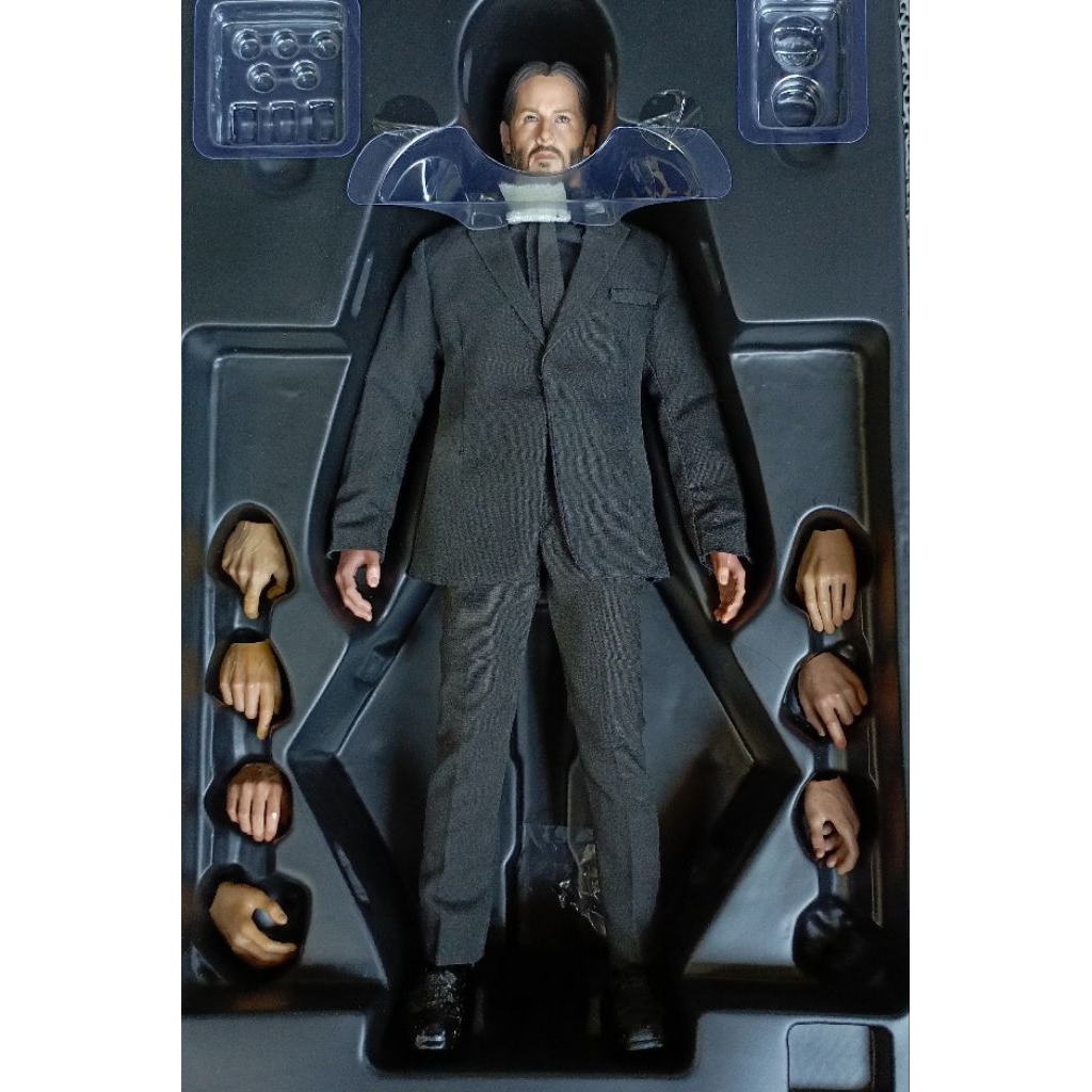 kitbash John Wick 1/6 scale (figure + box hot toys)