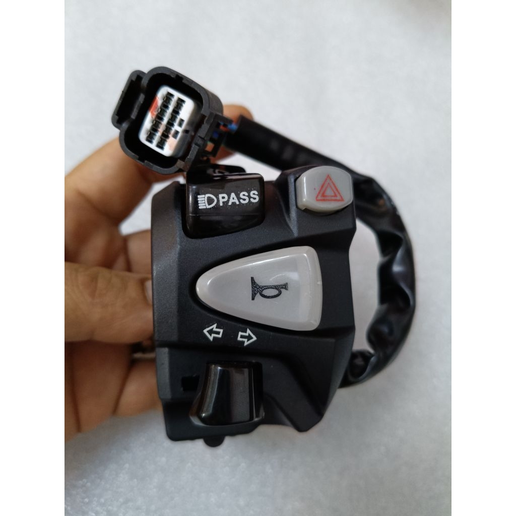 SAKLAR KIRI VARIO 150-VARIO 160 TOMBOL SEN HAZARD PLUS TOMBOL BEAM PASS