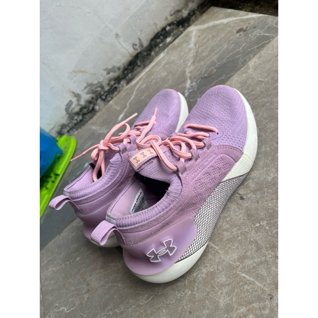 SEPATU UNDER ARMOUR HOVR W