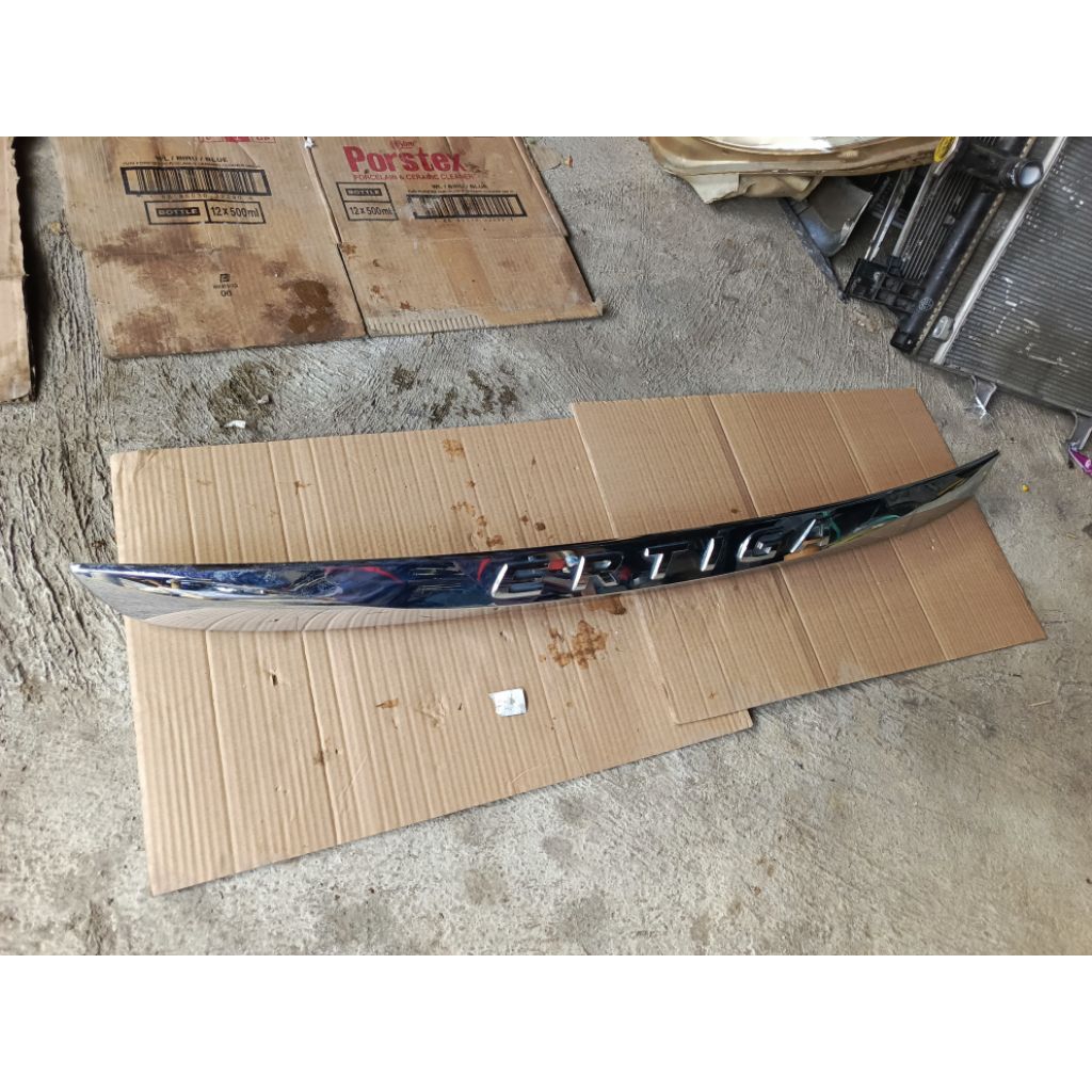 Garnis Trunklid Bagasi Suzuki Ertiga Tahun 2013-2017 Original Part Di RJM