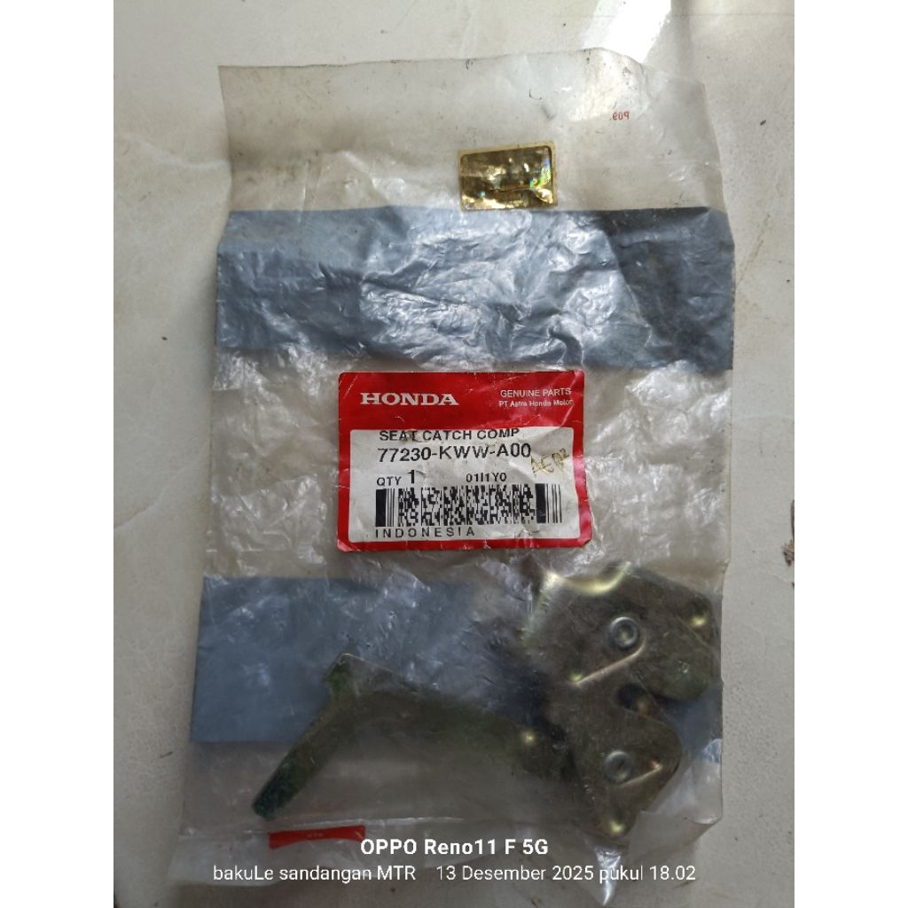 engsel braket 77230 kvr 600 breket pengait lawan kunci Jok seat lock komp Honda Revo absolute origin