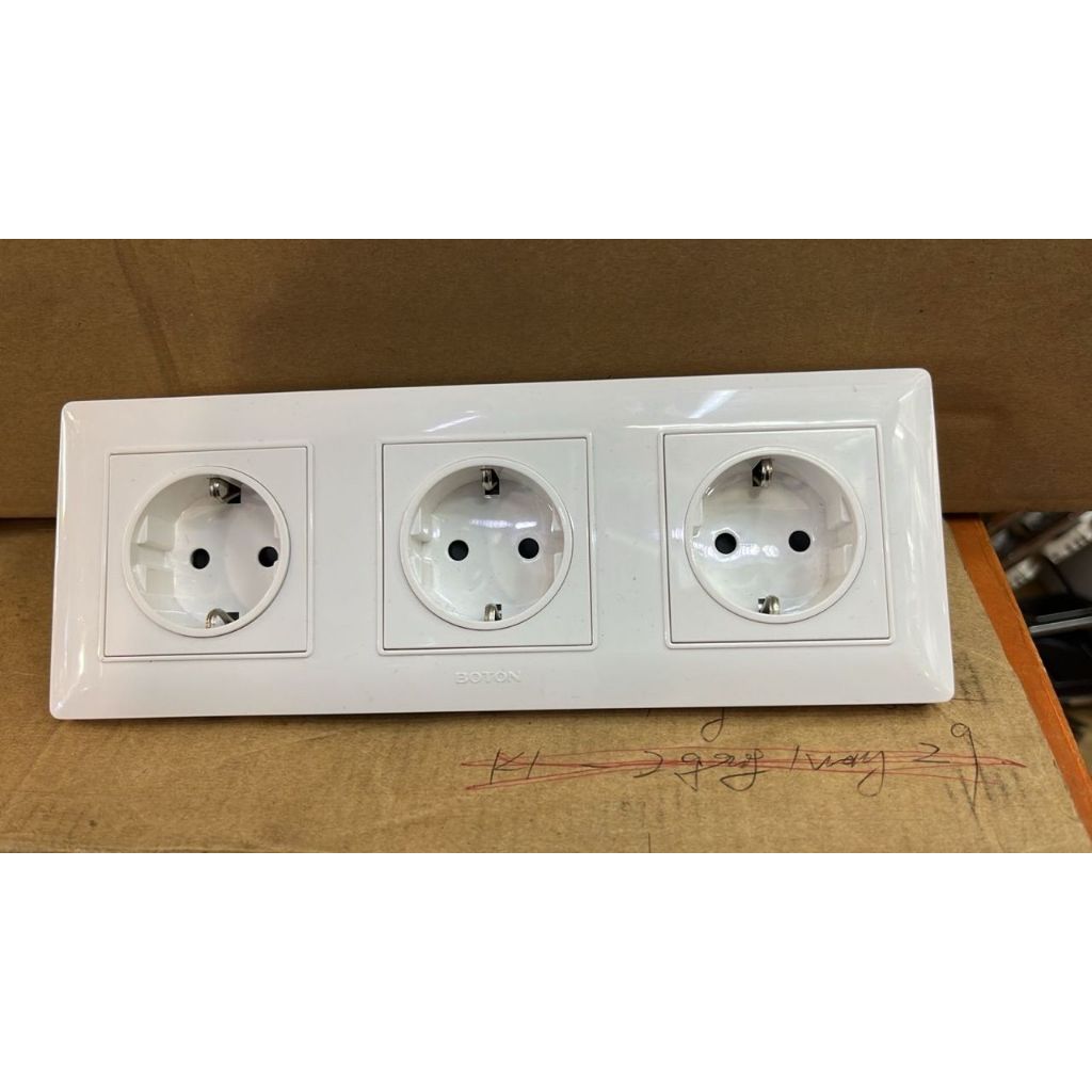 STOP KONTAK 3 GANG PUTIH K1 BOTON STOP KONTAK + STOP KONTAK + STOP KONTAK 3 GANG BOTON K1