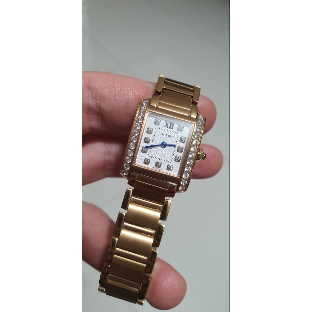 Jam Tangan Wanita merk terkenal , Premium Quality , size 22x27 mm , mesin Quartz (Baterai) , warna R