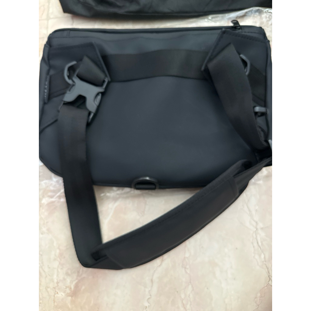 tas selempang mivver hitam