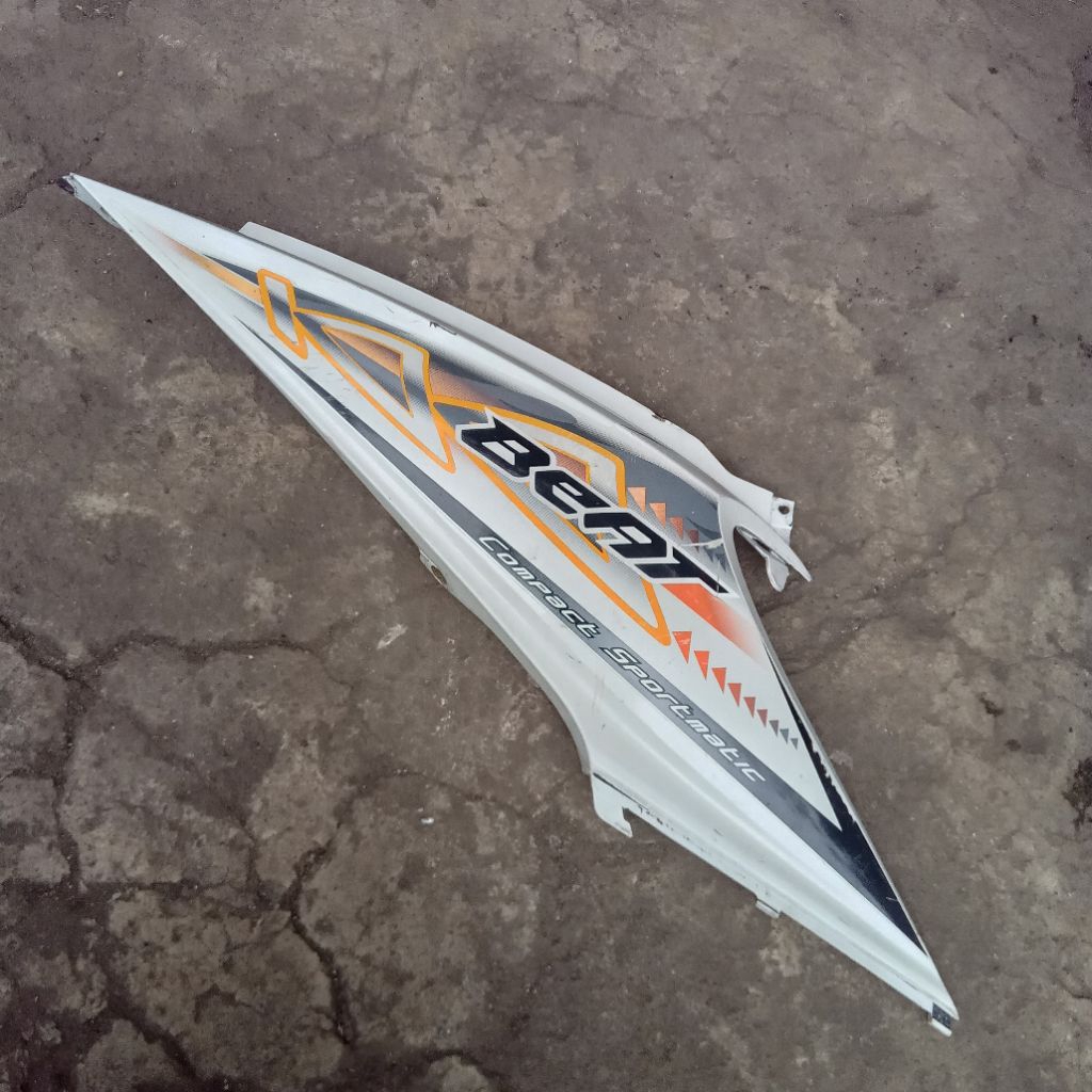 Cover Body Honda Beat Karbu Putih Kanan Original