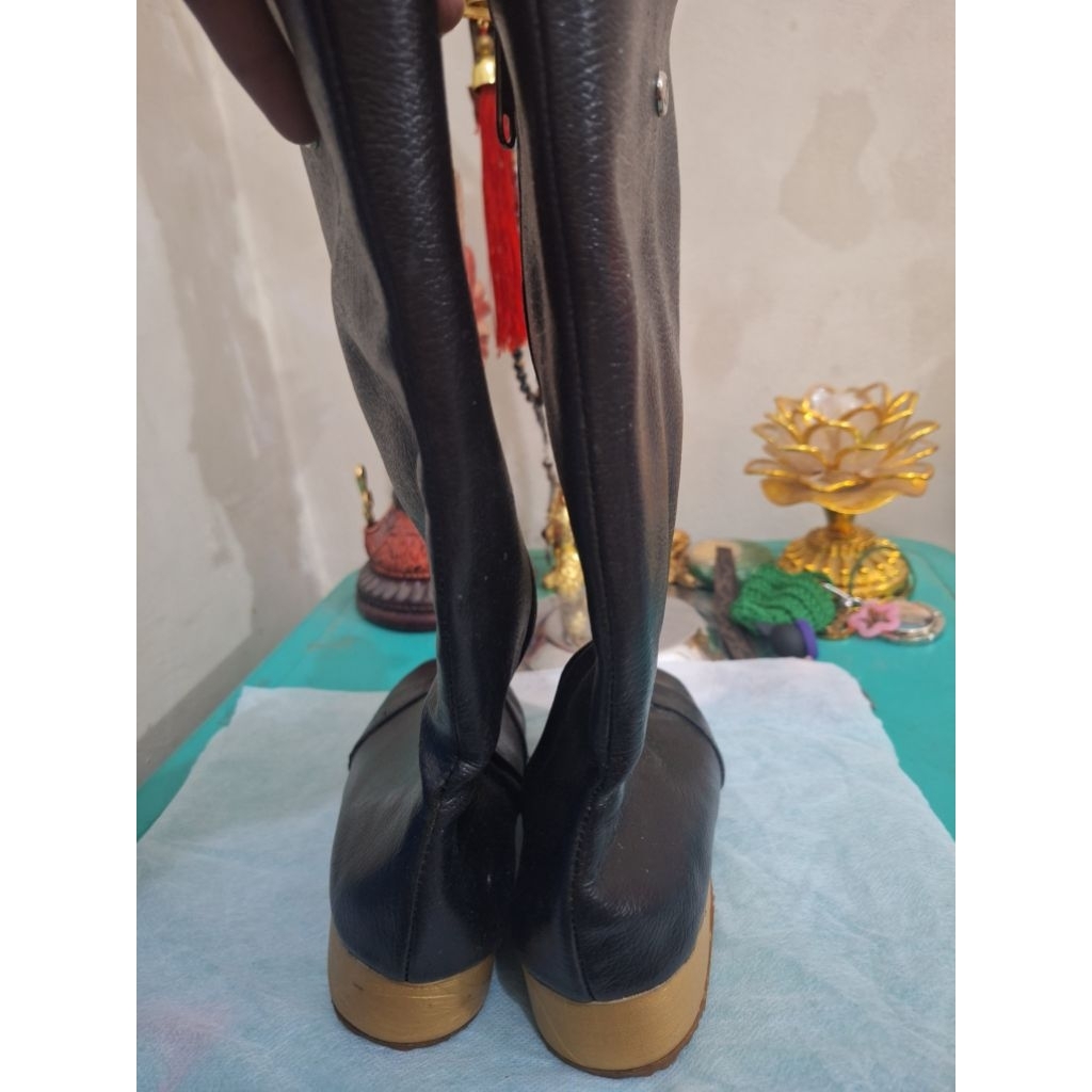 Sepatu bot wanita branded Bally uk 3 warna hitam 
Limited edition 
Barang terawat 
Pemakaian pribadi