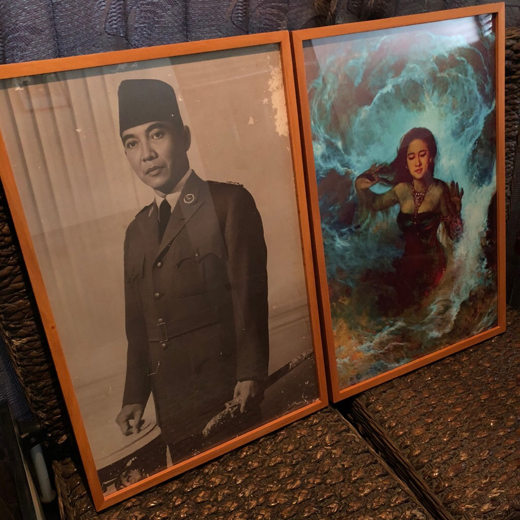Pajangan Dinding Foto Lawas Soekarno Plus Bingkai Kayu Minimalis