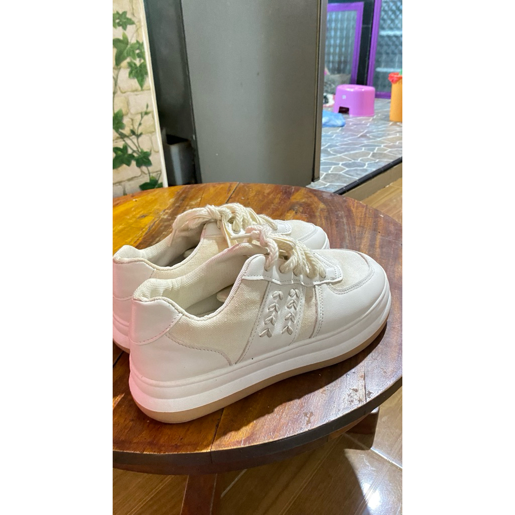 (preloved)sepatu wanita sneakers