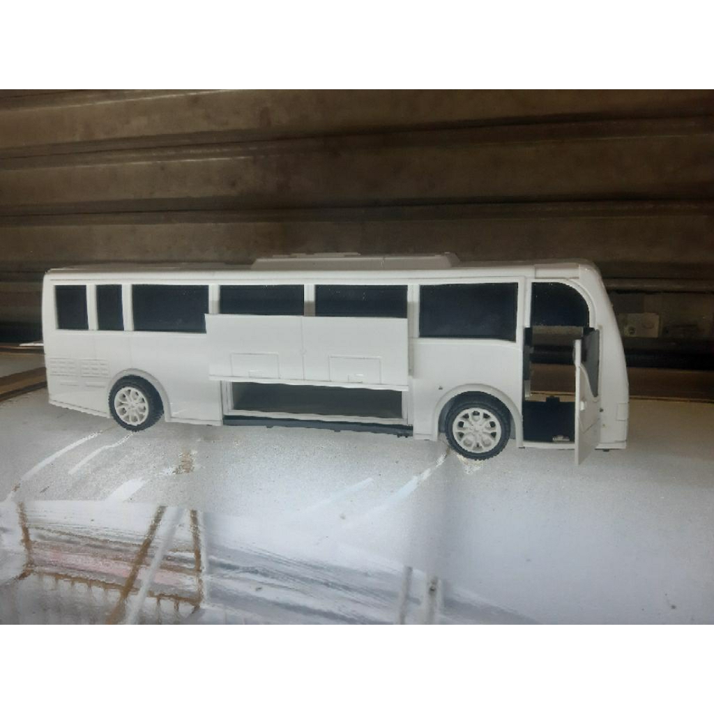 miniatur bus bahan modifikasi full pintu buka.pintu sopir,pintu penumpang,2pintu bagasi,pintu kap me