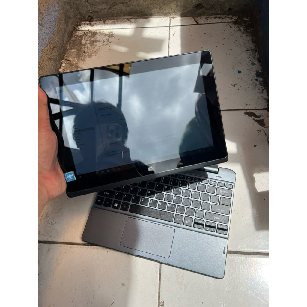 laptop acer 2in 1 lcd  bisa di jadi tablet