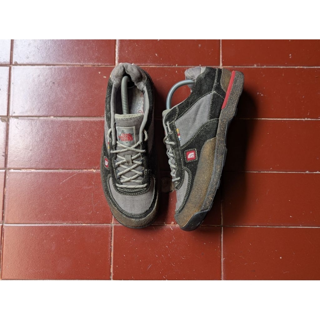 sepatu second tnf  rare