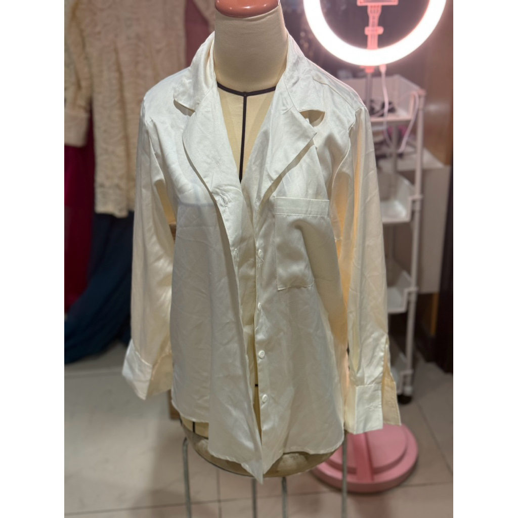 kemeja satin putih